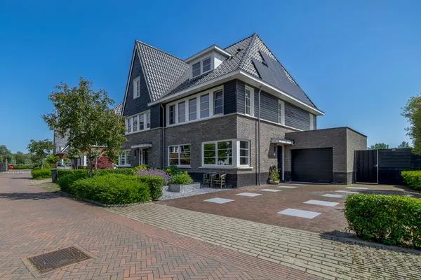 Twee-onder-één-kap te koop: Norbertijnenlaan 152, Archeon Alphen Aan Den Rijn