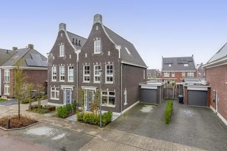 Twee-onder-één-kap te koop: Notenlaan 14, Dirksland zuid Dirksland