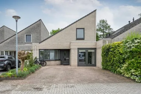 Tussenwoning te koop: Oeverzwaluw 23, Rietlanden Emmen