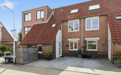 Twee-onder-één-kap te koop: Oldebroekstraat 23, Westerwatering Noord Zaandam