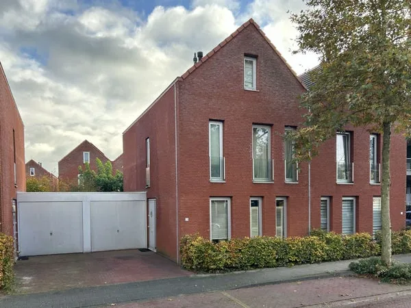 Terraced house for rent: Ommershofselaan 23, Velp-Noord boven spoorlijn Velp