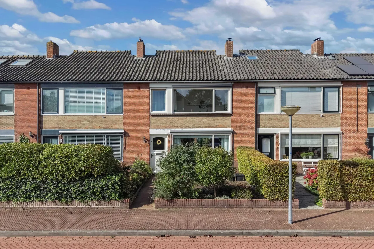 Tussenwoning te koop: Omroeplaan 8, Huizen