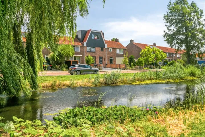 Tussenwoning te koop: Ooievaarslaan 5, Oude dorp Landsmeer