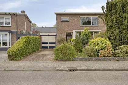 Tussenwoning te koop: Oosteinde 52, Schrijvershoek Zevenaar