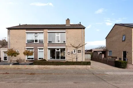 Twee-onder-één-kap te koop: Oosterdstraat 37, Berghem-Noord Berghem