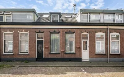 Terraced house for sale: Oosterdwarsstraat 18, Oostbuurt Vlaardingen