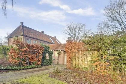 Twee-onder-één-kap te koop: Oosterhoutseweg 8, Schildersbuurt Rijen