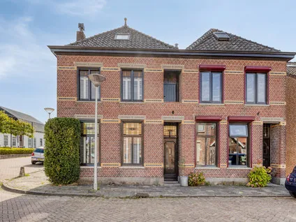 Twee-onder-één-kap te koop: Oosterstraat 1, Dinteloord Dinteloord
