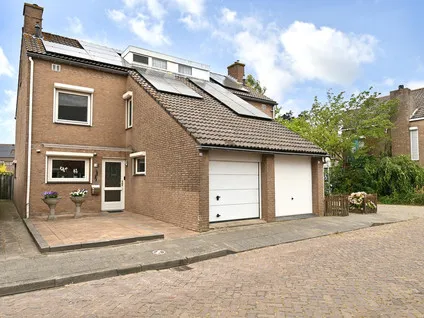 Twee-onder-één-kap te koop: Oosterstraat 56, Dinteloord Dinteloord