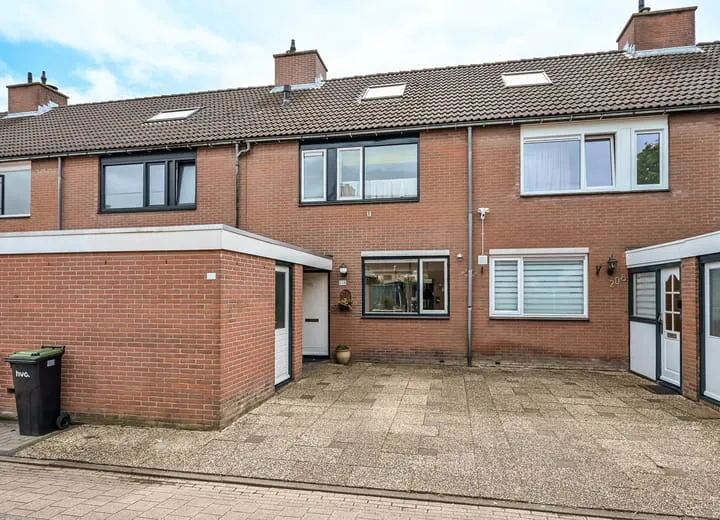 Tussenwoning te koop: Oostzeestraat 210, Zeeenbuurt Lelystad