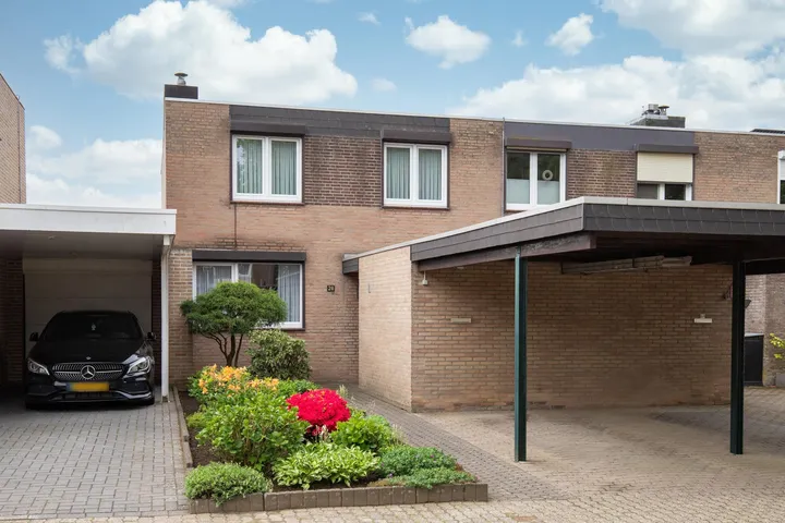 Tussenwoning te koop: Op het Veldje 28, Achter den Winkel Landgraaf