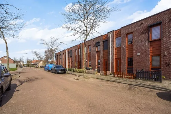 Tussenwoning te koop: Opper Van Treurenstraat 16, Heinenoord Woonkern Heinenoord