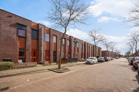 Tussenwoning te koop: Opper Van Treurenstraat 16, Heinenoord