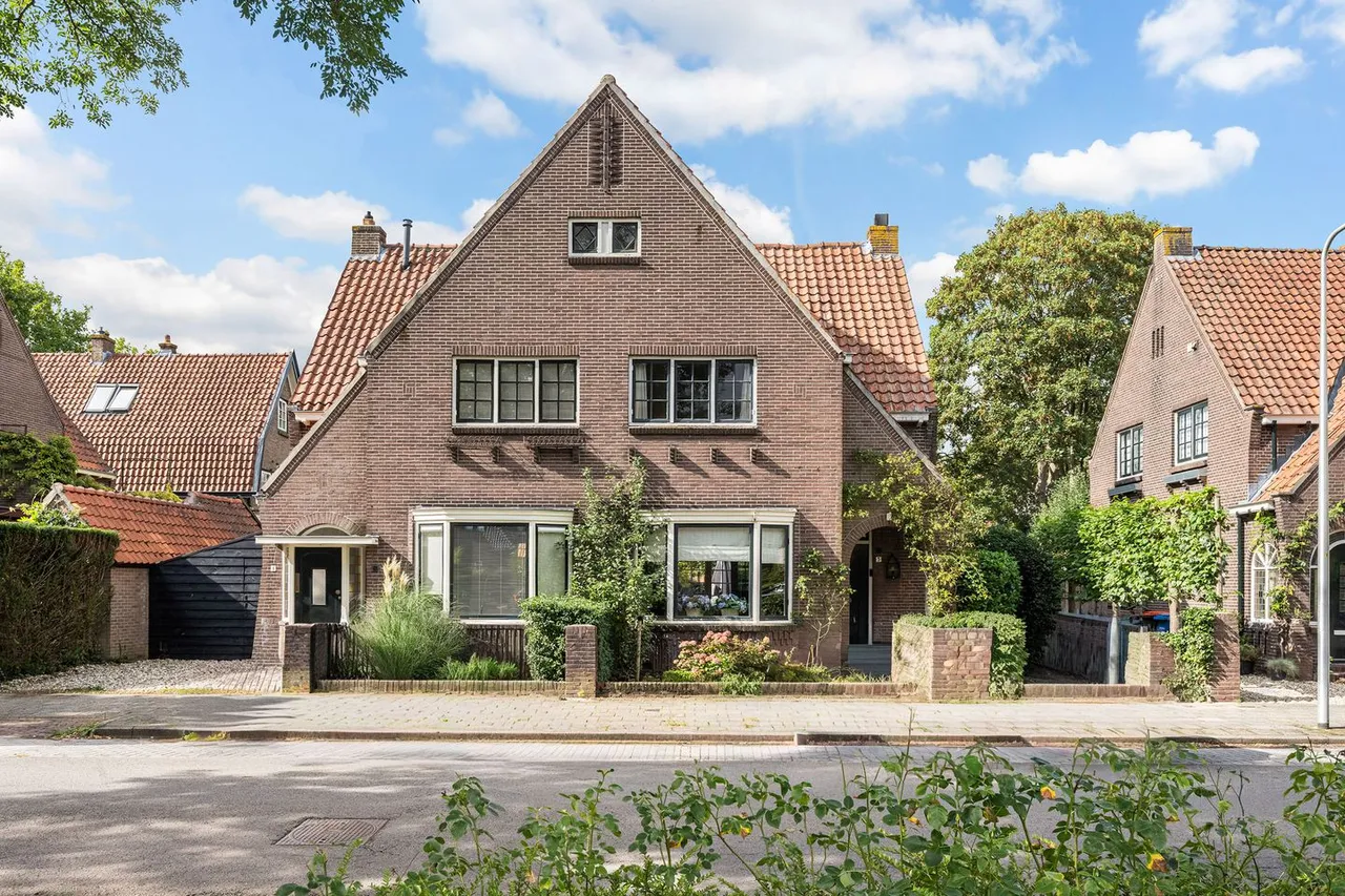 Twee-onder-één-kap te koop: Oranje Nassaulaan 3, Zwolle