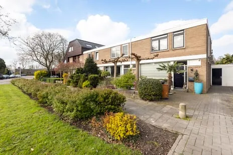 Tussenwoning te koop: Oranjelaan 28, Rozenburg Rozenburg (Zh)