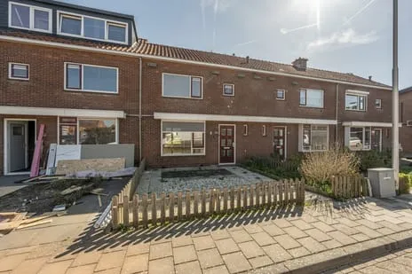 Tussenwoning te koop: Oranjeplein 26, Klaaswaal Woonkern Klaaswaal