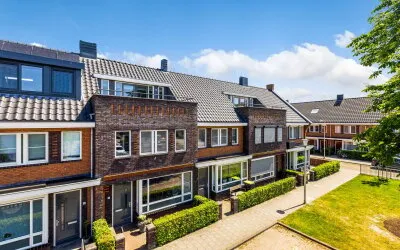Tussenwoning te koop: Oranjeplein 7, Klaaswaal Woonkern Klaaswaal