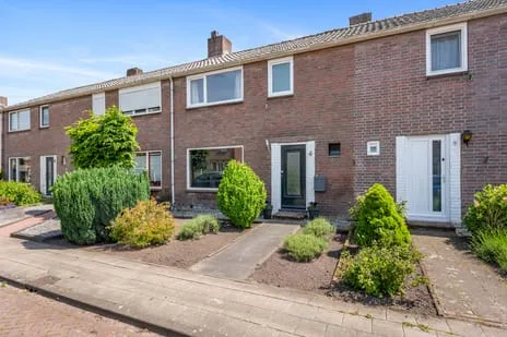 Tussenwoning te koop: Oude Bos 4, Veendam en omgeving station Veendam