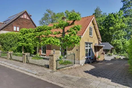 Vrijstaande woning te koop: Oudendijk 58, Albert Schweitzerplaats Dordrecht
