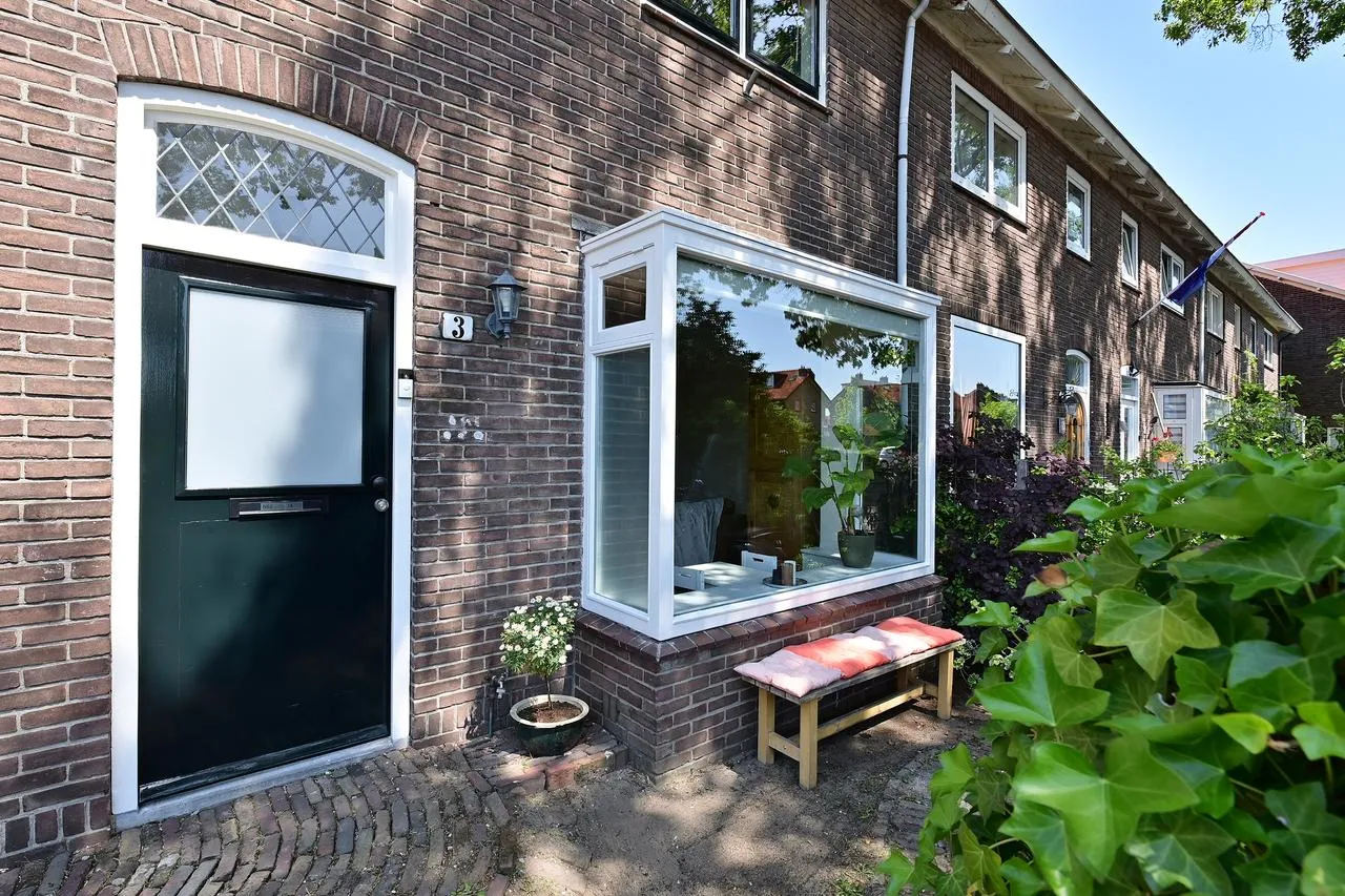 Tussenwoning te koop: P.M.R. Versteeghstraat 3, Bussum
