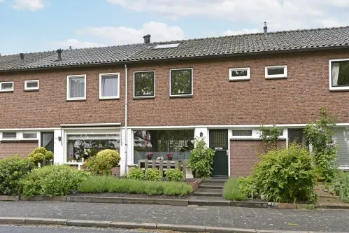 Tussenwoning te koop: P. van Schravendijkstraat 24, Aardam Oost Ter Aar