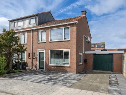 Twee-onder-één-kap te koop: P C De Vinckstraat 14, Hellevoetsluis