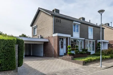 Corner house for sale: Panoramaweg 1, Puth Puth