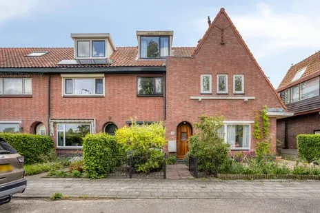 Tussenwoning te koop: Parallelweg 141, Om de Zanderij Hillegom