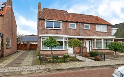 Twee-onder-één-kap te koop: Parallelweg 5, Sint-Pancras kern Sint Pancras