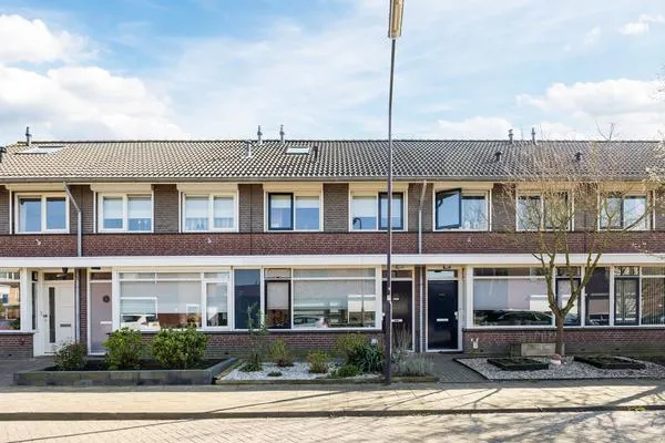 Tussenwoning te koop: Parelstraat 23, Fijnaart