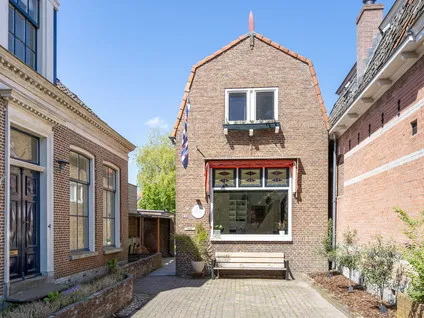 Vrijstaande woning te koop: Parkstraat 16, Grou Grou