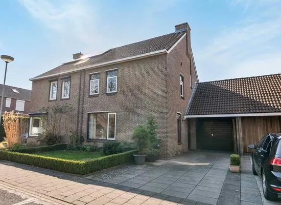 Tussenwoning te koop: Parkstraat 9, Amstenrade