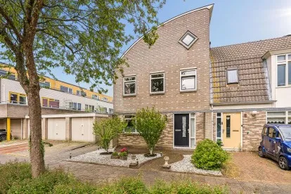 Hoekwoning te koop: Pasolinistraat 80, Filmwijk Zuid-noord van Walt Disneyplts. Almere