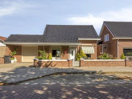 Twee-onder-één-kap te koop: Pastoor Bastiaansensingel 51, Sint Willebrord St. Willebrord