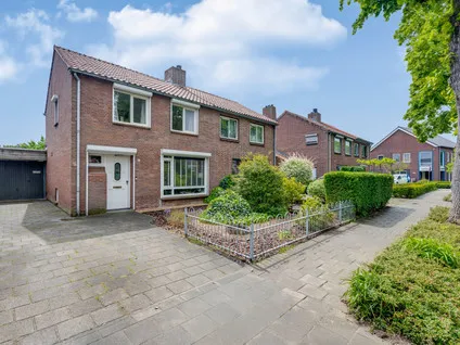 Twee-onder-één-kap te koop: Pastoor Gillisstraat 135, Schildersbuurt Rijen