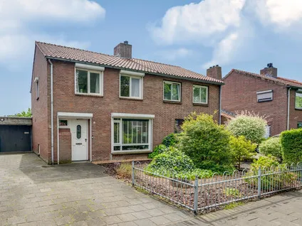 Semi-detached for sale: Pastoor Gillisstraat 135, Schildersbuurt Rijen