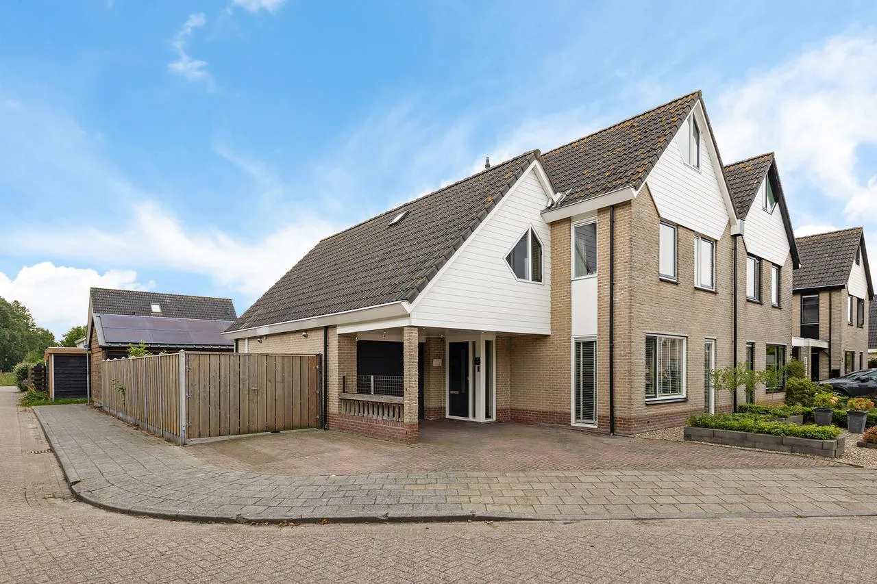 Twee-onder-één-kap te koop: Pastoor J H Wesselstraat 1, Coevorden