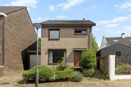 Twee-onder-één-kap te koop: Pastoor Janssenstraat 20, Limbricht Limbricht