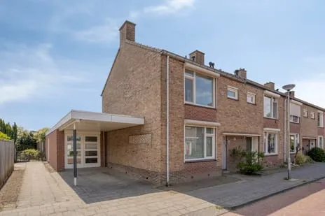 Corner house for sale: Pastoor Knippenberghstraat 74, Helden-centrum Helden