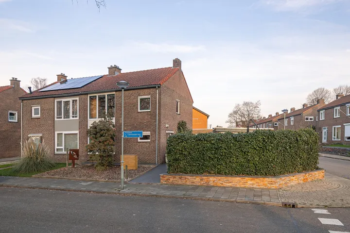 Twee-onder-één-kap te koop: Pastoor Leonardus Canisiusstraat 12, Meerssen Meerssen