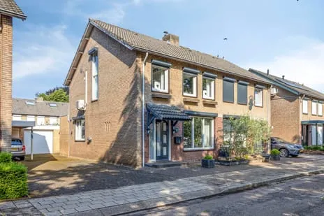Twee-onder-één-kap te koop: Pastoor van Cruchtenstraat 5, Martin Giessen-Bosstraat Swalmen