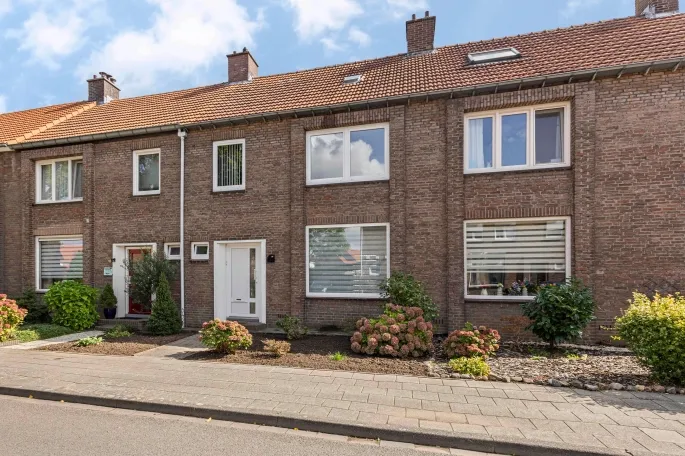 Tussenwoning te koop: Pastoor van Eijsstraat 27, Geleen