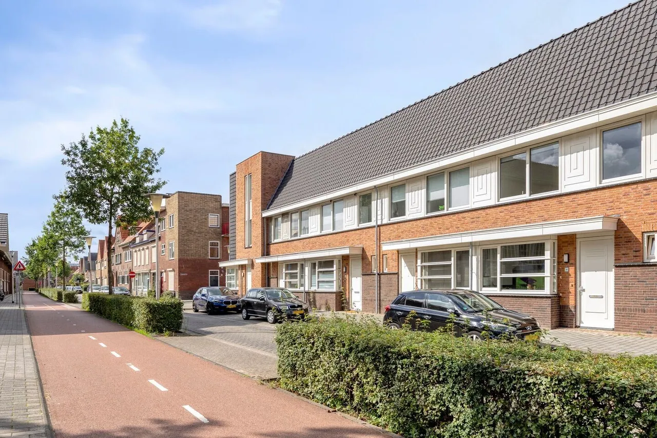 Tussenwoning te koop: Pastoor van Leeuwenstraat 38, Helmond