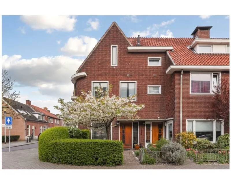 Hoekwoning te huur: Pastoor van Leeuwenstraat 84, Helmond