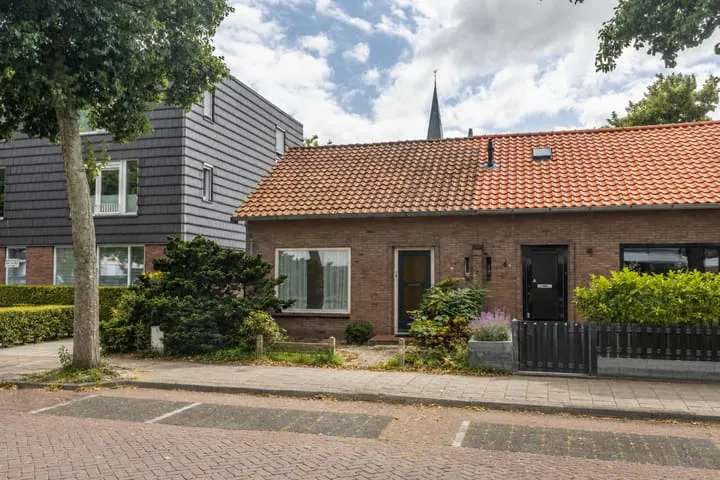 Twee-onder-één-kap te koop: Pastoor van Muijenweg 4, Akkerbuurt Heiloo
