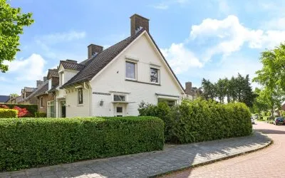 Twee-onder-één-kap te koop: Pastoor Versteegstraat 1, Kern Angeren Angeren