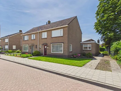 Twee-onder-één-kap te koop: Pastoor Willemsstraat 2, Kern Lamswaarde Lamswaarde