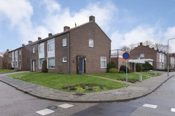 Twee-onder-één-kap te koop: Pastoor Arnold Somyasingel 15, Meerssen