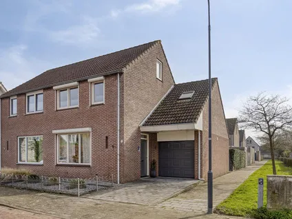 Twee-onder-één-kap te koop: Pastoor Fronhoffstraat 10, Kern 's-Heerenhoek 'S-Heerenhoek