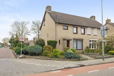 Twee-onder-één-kap te koop: Pastoor Leursstraat 25, Maasbree-centrum Maasbree